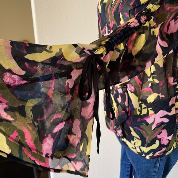 Guess Ruffled Floral Blouse - Picture 5 of 12